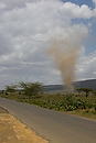 Africa;Kenia;naturaleza_y_medioambiente;medioambiental;climatologia;clima;remolino_polvo;entorno_urbano;vias_comunicacion;carretera;paisajes;paisaje_con_nubes;nubes