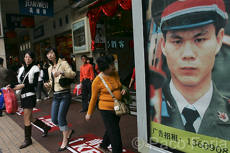 Asia;China;Oriental;Oriente;gente_y_cultura;gente;personas;sociedad;mujer;mujeres;paisaje_urbano;tiendas_y_comercios;actividades_sociales;gente_comprando;carteles_publicitarios;publicidad;gente_paseando;razas_y_etnias;oriental_asiatico;chinos