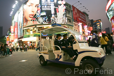 Asia;China;Oriental;Oriente;gente_y_cultura;gente;personas;sociedad;actividades_sociales;gente_paseando;gente_trabajando;trabajadores;trabajo;policias;paisaje_urbano;carteles_luminosos;luces_neon;carteles_publicitarios;publicidad;multitud;tiendas_y_comercios;razas_y_etnias;oriental_asiatico;chinos