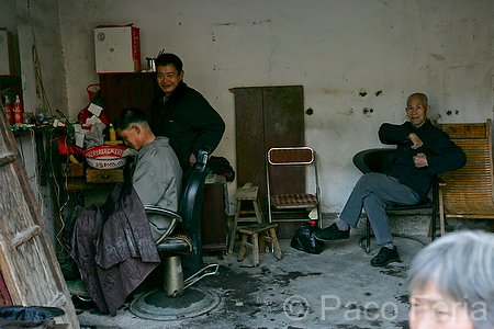 Asia;China;Oriental;Oriente;gente_y_cultura;gente;personas;sociedad;razas_y_etnias;oriental_asiatico;chinos;actividades_sociales;gente_trabajando;trabajadores;trabajo;peluqueros;barberos;paisaje_urbano;tiendas_y_comercios;barberia;gente_afeitandose;conceptos;pobreza;medio_rural;pueblo;aldea