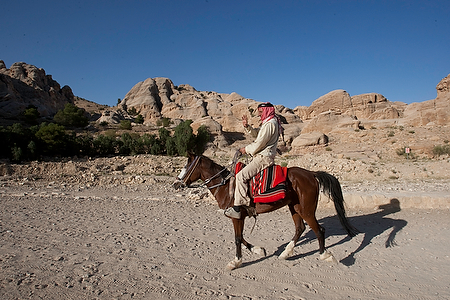 Asia;Proximo_Oriente;Jordania;monumental_e_historico;ciudades_historicas;Petra;ruinas_arqueologicas;arqueologia;restos_arqueologicos;civilizaciones;Nabateos;montanas;montana;caballo;cabalgar;cabalgando;gente;personas;sociedad;razas_y_etnias;Arabe;Jordano