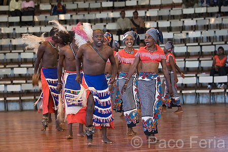 Africa;Kenia;arte;bailes_tradicionales;cultura;musica;musica_tradicional;tradicional;tradiciones;paises_en_vias_desarrollo;Tercer_Mundo;danza;danzas_tribales;gente;personas;sociedad;razas_y_etnias;africano;negroide;subsaharianos;raza_negra