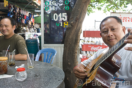 Asia;Camboya;Sudeste_Asiatico;tropico;zonas_tropicales;gente;personas;sociedad;razas_y_etnias;oriental_asiatico;camboyanos;reunion_amigos;grupo_amigos;bar;bares;musica;instrumentos_musicales;guitarra;ocio;hombre;hombres