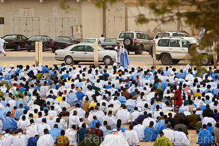 Africa;Mauritania;desierto_del_Sahara;el_Sahel;cultura;ritos_y_creencias;religion;religiones;Islam;islamico;musulman;musulmanes;creyentes;gente_rezando;rezar;celebraciones_religiosas;Fiesta_del_Cordero;islam;musulman;EID