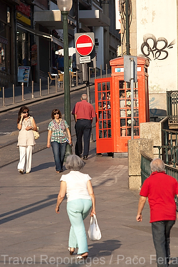 Europa;Portugal;Oporto;gente;personas;caminar;andar;caminando;peatones;cabina_telefonica;telefono_publico