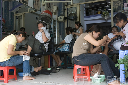 Asia;Sudeste_Asiatico;tropico;zonas_tropicales;gente;personas;sociedad;razas_y_etnias;oriental_asiatico;vietnamitas;gente_trabajando;trabajadores;trabajo;mujeres_trabajadoras;mujer_trabajadora;esteticistas;entorno_urbano;tiendas_y_comercios;centro_belleza;peluqueria;mujer;mujeres;ocio;mujeres_en_un_centro_belleza