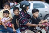 Asia;Camboya;Sudeste_Asiatico;tropico;zonas_tropicales;gente;personas;sociedad;razas_y_etnias;oriental_asiatico;camboyanos;entorno_urbano;calles_y_avenidas;trafico;vehiculos;vehiculos_circulando;motos_circulando;trafico_denso;caravanas;gente_en_moto;motociclista;motorista;motoristas;motorista_sin_casco;moto_con_cinco_pasajeros;ninos;nino;ninas;nina;mujer;mujeres;hombre;hombres;familia;padres_con_hijos