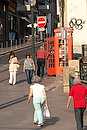Europa;Portugal;Oporto;gente;personas;caminar;andar;caminando;peatones;cabina_telefonica;telefono_publico