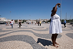 Europa;Portugal;Lisboa;gente;personas;caminar;andar;caminando;peatones;ocio;visitas_turisticas;turista;turistas;turista_con_camara;fotografiar;fotografiando;razas_y_etnias;africano;negroide;subsaharianos;negros;raza_negra