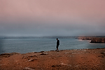 Europa;Portugal;Algarve;paisajes;puesta_Sol;atardecer;ocaso;paisaje_marino;acantilado;agua;mares_y_oceanos;mar;oceano_Atlantico;soledad;solitario;persona_solitaria