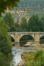 entorno_urbano;puentes;puente_sobre_rio;masas_agua;agua;rio;rios;rio_Arlanza;monumental_e_historico;edificios_religiosos;iglesias;parroquia;ventanas;macetas;flores