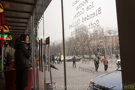 Asia;China;entorno_urbano;calles_y_avenidas;vistas_desde_una_ventana;vidrio;ventana;gente;personas;sociedad;actividades_sociales;gente_paseando;caminando;mujer;mujeres