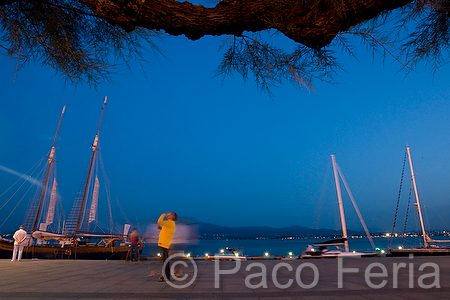 Europa;Espana;Cantabria;entorno_urbano;vista_nocturna;iluminacion_nocturna;nocturnas;nocturno;iluminacion_artificial;naturaleza_y_medioambiente;medioambiental;paisajes;paisaje_nocturno;masas_agua;agua;mares_y_oceanos;mar;mar_cantabrico;transporte;medios_transporte;transporte_maritimo;navegacion;navegando;veleros;barco_vela;velero;gente;personas;sociedad;actividades_sociales;gente_paseando_por_ciudad;gente_caminando;gente_en_calles;movimiento;colores;color;color_dominante;azul;climatologia;clima;cielo;amarillo;plantas;arbol;arboles;calles_y_avenidas;paseo_maritimo