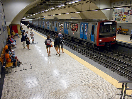 Europa;Portugal;Lisboa;transporte;medios_transporte;transportes_terrestres;metro;suburbano;tren_subterraneo;viajar;pasajero;pasajeros;gente;personas;tren