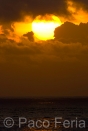Africa;Kenia;naturaleza_y_medioambiente;medioambiental;paisajes;salida_del_Sol;al_alba;amanecer;paisaje_tropical;paisaje_marino;masas_agua;agua;mares_y_oceanos;mar;oceano_Índico;colores;color;color_dominante;color_dorado;luz_dorada;paisaje_con_nubes;nubes;luz;iluminacion;luz_dramatica;cielo;Cielo_dramatico