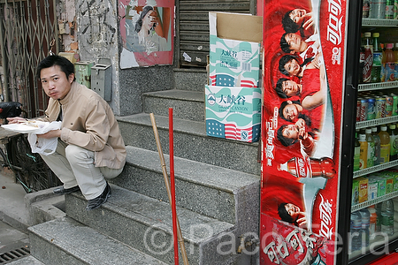 Asia;China;Oriental;Oriente;gente_y_cultura;gente;personas;sociedad;razas_y_etnias;oriental_asiatico;chinos;actividades_sociales;gente_comiendo;paisaje_urbano_y_ciudades;objetos_urbanos;carteles_publicitarios;publicidad;escaleras;hombre;hombres