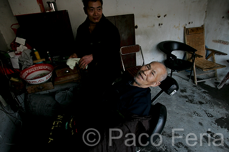 Asia;China;Oriental;Oriente;gente_y_cultura;gente;personas;sociedad;razas_y_etnias;oriental_asiatico;chinos;actividades_sociales;gente_trabajando;trabajadores;trabajo;peluqueros;barberos;paisaje_urbano;tiendas_y_comercios;barberia;gente_afeitandose;conceptos;pobreza;medio_rural;pueblo;aldea