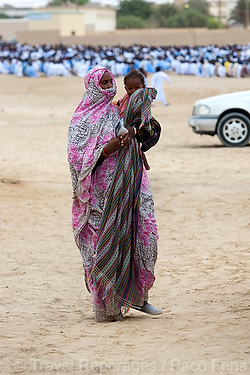 Africa;Mauritania;desierto_del_Sahara;el_Sahel;cultura;ritos_y_creencias;religion;religiones;Islam;islamico;musulman;musulmanes;gente;personas;sociedad;ninos;vestido_tradicional;chador;celebraciones_religiosas;Fiesta_del_Cordero;islam;musulman;EID;familia;madre_con_sus_hijos;mujeres;bebe;bebes;mujer