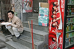 Asia;China;Oriental;Oriente;gente_y_cultura;gente;personas;sociedad;razas_y_etnias;oriental_asiatico;chinos;actividades_sociales;gente_comiendo;paisaje_urbano_y_ciudades;objetos_urbanos;carteles_publicitarios;publicidad;escaleras;hombre;hombres