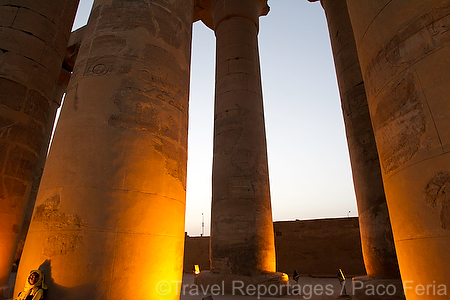 Africa;Egipto;monumental_e_historico;civilizaciones;antiguo_Egipto;monumentos_egipcios;cultura;arte;arte_antiguo;Arte_Egipcio;escritura;idiomas;letras;jeroglifico;jeroglifica;arquitectura;columnas;El_templo_Luxor;luz;iluminacion;noche;nocturno;vista_nocturna;de_noche;iluminacion_nocturna;nocturnas