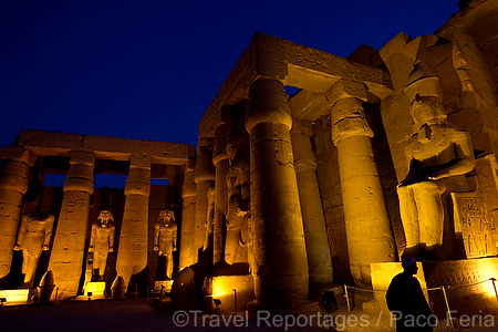 Africa;Egipto;monumental_e_historico;civilizaciones;antiguo_Egipto;monumentos_egipcios;cultura;arte;arte_antiguo;Arte_Egipcio;arquitectura;columnas;El_templo_Luxor;luz;iluminacion;noche;nocturno;vista_nocturna;de_noche;iluminacion_nocturna;nocturnas