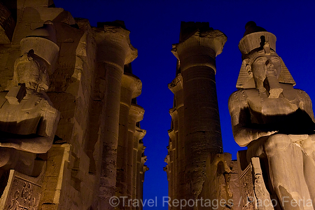 Africa;Egipto;monumental_e_historico;civilizaciones;antiguo_Egipto;monumentos_egipcios;cultura;arte;arte_antiguo;Arte_Egipcio;escultura;esculturas;arquitectura;columnas;El_templo_Luxor;luz;iluminacion;noche;nocturno;vista_nocturna;de_noche;iluminacion_nocturna;nocturnas