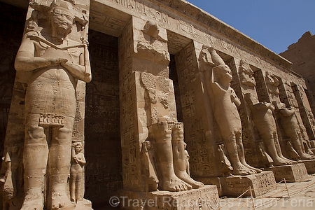 Africa;Egipto;monumental_e_historico;civilizaciones;antiguo_Egipto;monumentos_egipcios;cultura;arte;arte_antiguo;Arte_Egipcio;escultura;esculturas;arquitectura;columnas;Templo_Ramses_lll_Medinet_Habu