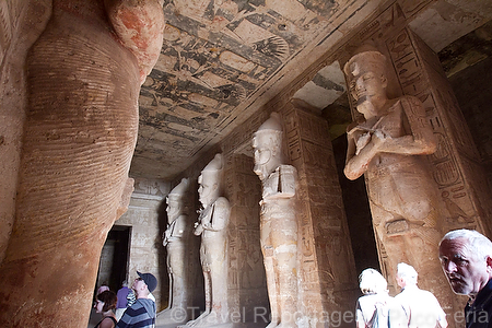 Africa;Egipto;monumental_e_historico;civilizaciones;antiguo_Egipto;monumentos_egipcios;cultura;arte;arte_antiguo;Arte_Egipcio;gente;personas;turista;turistas;escultura;esculturas;arquitectura;columnas;Templo_Ramses_ll_en_Abu_Simbel