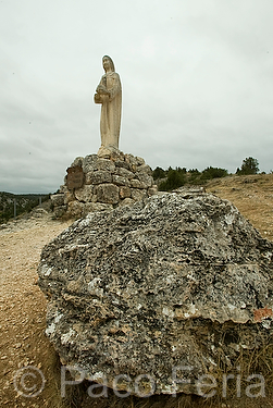 cultura;ritos_y_creencias;iconos_religiosos;religiones;simbolos_religiosos;imagenes_Santos;monumental_e_historico;monumentos;esculturas;naturaleza_y_medioambiente;medioambiental;paisajes;rocas;paisaje_rural;soledad;solitario;virgen_Maria;arte;escultura;escultura_piedra