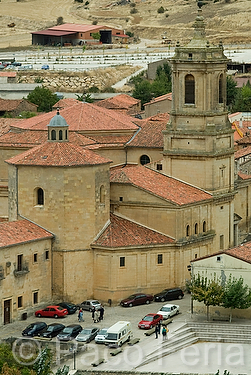 entorno_urbano;arquitectura;estilos_arquitectonicos;estilo_medieval;monumental_e_historico;edificios_religiosos;iglesias;parroquia;ciudades_historicas;ciudades_medievales;edad_media;monasterio;monasterios