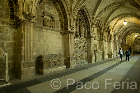 entorno_urbano;arquitectura;estilos_arquitectonicos;estilo_medieval;monumental_e_historico;edificios_religiosos;catedrales;catedral;monumentos;esculturas;catedral_gotica;cultura;arte;estilo_Gotico;arcos;detalles_arquitectonicos;arco;patrimonio_humanidad;escultura;escultura_piedra