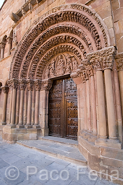 Iglesia_Santo_Domingo;cultura;ritos_y_creencias;edificios_religiosos;iglesia;parroquia;arte;estilos_arquitectonicos;estilo_Romanico;arte_Romanico