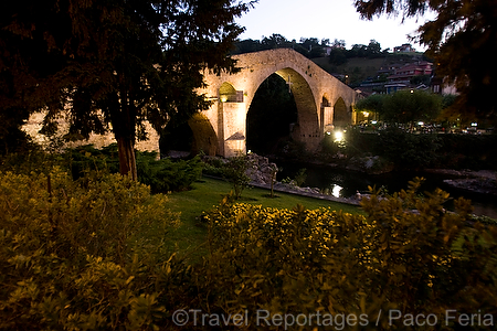 Europa;Espana;Asturias;entorno_urbano;vista_nocturna;iluminacion_nocturna;nocturnas;nocturno;iluminacion_artificial;naturaleza_y_medioambiente;medioambiental;paisajes;paisaje_nocturno;monumental_e_historico;ciudades_historicas;ciudades_medievales;cultura;ritos_y_creencias;religiones;religion;Cristianismo;monumentos;puente_romano;faros;luces_trafico