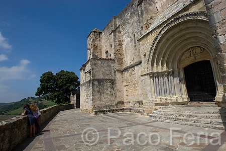 Europa;Espana;Cantabria;cultura;arte;estilos_arquitectonicos;estilo_Gotico;monumental_e_historico;edificios_religiosos;iglesia_gotica;ritos_y_creencias;religiones;religion;Cristianismo;monumentos;puerta_romanica;ciudades_historicas;ciudades_medievales;iglesia_santa_Maria_Ángeles