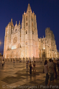 Europa;Espana;Castilla_y_Leon;Leon;monumental_e_historico;edificios_religiosos;catedrales;catedral;catedral_gotica;Santa_Maria_Regla;pulchra_leonina;vista_nocturna;de_noche;iluminacion_nocturna;nocturnas;nocturno