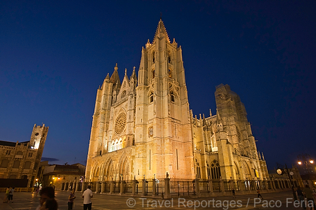 Europa;Espana;Castilla_y_Leon;Leon;monumental_e_historico;edificios_religiosos;catedrales;catedral;catedral_gotica;Santa_Maria_Regla;pulchra_leonina;vista_nocturna;de_noche;iluminacion_nocturna;nocturnas;nocturno