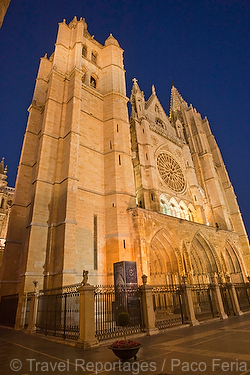 Europa;Espana;Castilla_y_Leon;Leon;monumental_e_historico;edificios_religiosos;catedrales;catedral;catedral_gotica;Santa_Maria_Regla;pulchra_leonina;vista_nocturna;de_noche;iluminacion_nocturna;nocturnas;nocturno