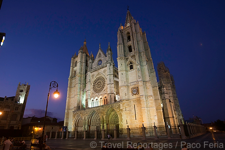 Europa;Espana;Castilla_y_Leon;Leon;monumental_e_historico;edificios_religiosos;catedrales;catedral;catedral_gotica;Santa_Maria_Regla;pulchra_leonina;vista_nocturna;de_noche;iluminacion_nocturna;nocturnas;nocturno