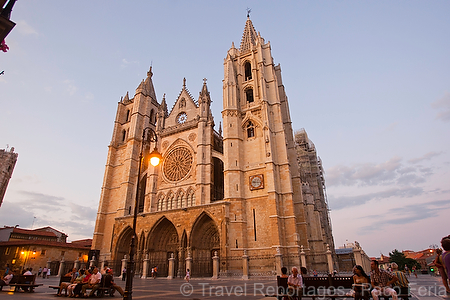 Europa;Espana;Castilla_y_Leon;Leon;monumental_e_historico;edificios_religiosos;catedrales;catedral;catedral_gotica;Santa_Maria_Regla;pulchra_leonina;puesta_Sol;atardecer;ocaso;colores;color;color_dominante;color_dorado;luz_dorada