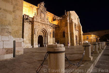 Europa;Espana;Castilla_y_Leon;Leon;monumental_e_historico;edificios_religiosos;basilica;iglesia;colegiata_San_Isidoro;cultura;arte;arte_antiguo;Romanico;arquitectura;detalles_arquitectonicos;puerta;vista_nocturna;de_noche;iluminacion_nocturna;nocturnas;nocturno