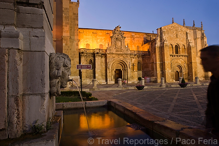 Europa;Espana;Castilla_y_Leon;Leon;monumental_e_historico;edificios_religiosos;basilica;iglesia;colegiata_San_Isidoro;cultura;arte;arte_antiguo;Romanico;puesta_Sol;atardecer;ocaso;colores;color;color_dominante;color_dorado;luz_dorada;vista_nocturna;de_noche;iluminacion_nocturna;nocturnas;nocturno;estilos_arquitectonicos;arquitectura;fuente;monumentos;fuentes;fuente_piedra;agua