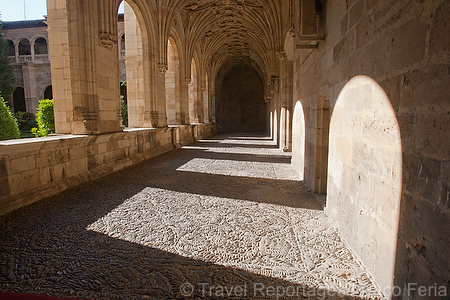 Europa;Espana;Castilla_y_Leon;Leon;monumental_e_historico;edificios_religiosos;basilica;iglesia;colegiata_San_Isidoro;cultura;arte;arte_antiguo;Romanico;estilos_arquitectonicos;arquitectura;claustro