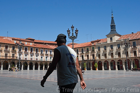 Europa;Espana;Castilla_y_Leon;Leon;monumental_e_historico;entorno_urbano;arquitectura;estilos_arquitectonicos;arquitectura_clasica_espanola;plaza_Mayor;gente_paseando;caminando