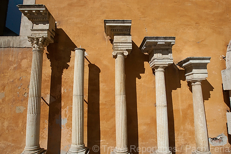 Europa;Espana;Castilla_y_Leon;Leon;monumental_e_historico;monumentos;columna_romana;edificios_religiosos;basilica;iglesia;colegiata_San_Isidoro;cultura;arte;arte_antiguo;Romanico