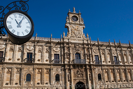 Europa;Espana;Castilla_y_Leon;Leon;monumental_e_historico;edificios_historicos;Monasterio_San_Marcos;hostal;reloj;relojes