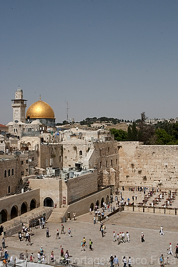 Asia;Proximo_Oriente;Israel;monumental_e_historico;ciudades_historicas;Jerusalen;lugares_historicos;Cupula_Roca;El_muro_lamentaciones;gente;personas;sociedad;razas_y_etnias;Judio;judaismo;cultura;ritos_y_creencias;religion;religiones;creyentes;gente_rezando;rezar;cupula_dorada