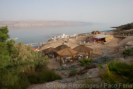 Asia;Proximo_Oriente;Israel;naturaleza_y_medioambiente;medioambiental;masas_agua;agua;mares_y_oceanos;mar;mar_Muerto;paisajes;paisaje_marino;playa;playas;gente;personas;sociedad;actividades_sociales;gente_en_playa;gente_banandose_en_playa;banistas;ocio;entorno_urbano;centros_ocio