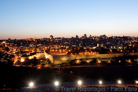 Asia;Proximo_Oriente;Israel;monumental_e_historico;ciudades_historicas;Jerusalen;lugares_historicos;Explanada_mezquitas;Monte_del_Templo;naturaleza_y_medioambiente;medioambiental;paisajes;puesta_Sol;atardecer;ocaso;entorno_urbano;vista_nocturna;de_noche;iluminacion_nocturna;nocturnas;nocturno;colores;color;color_dominante;color_dorado;luz_dorada;horizonte;edificios_religiosos;mezquita_Al_Aqsa