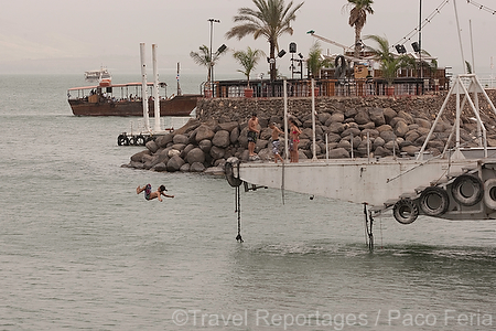 Asia;Proximo_Oriente;Israel;naturaleza_y_medioambiente;medioambiental;paisajes;paisaje_marino;playa;playas;gente;personas;sociedad;actividades_sociales;gente_en_playa;gente_banandose_en_playa;banistas;masas_agua;agua;mares_y_oceanos;mar;mar_Galilea;lago_Tiberias;horizonte