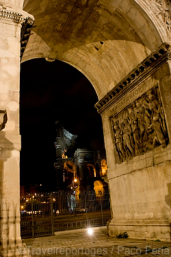 monumental_e_historico;ciudades_historicas;naturaleza_y_medioambiente;medioambiental;paisajes;paisaje_nocturno;ruinas_arqueologicas;arqueologia;restos_arqueologicos;Ruinas_Romanas;arco_romano;arco_Constantino;colores;color;color_dominante;color_dorado;luz_dorada